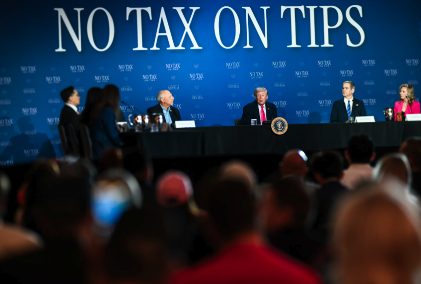 16일(현지시간) 라스베이거스에서 열린 '팁 세금 면제 정책' 라운드테이블에 참석한 도널드 트럼프 대통령 (출처:미 백악관)