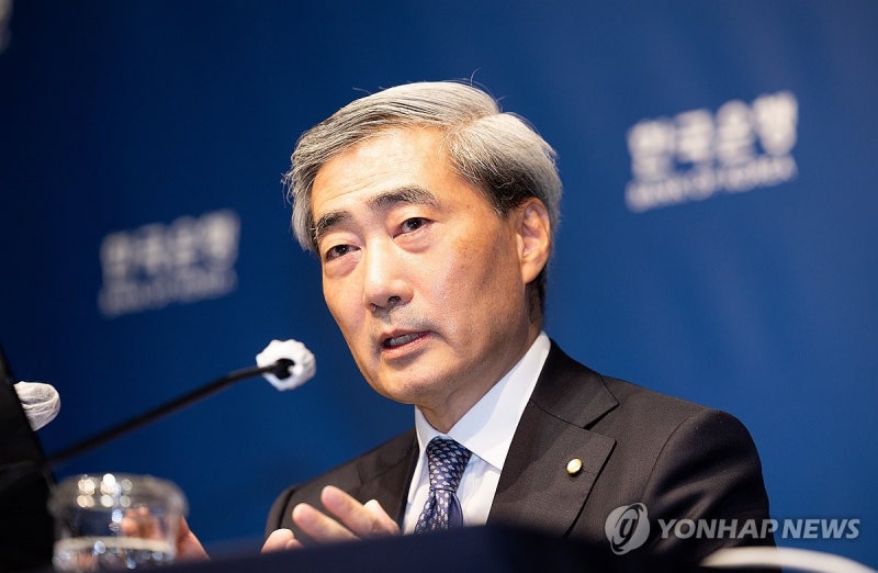 한은 총재 "늦지 않게 금리 인상"…부동산·빚투 경고