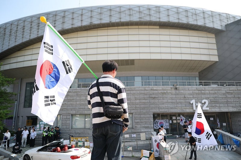 <b>잠실 개표소 시위</b> 열흘째…주말 들어 다시 확산