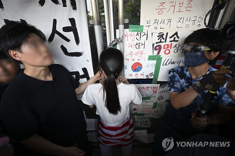혼자 <b>잠실 개표소 진입</b> 막은 '올다르크'…경찰 수사 받는다