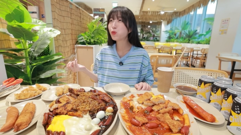 '1300만 유튜버'도 쉽지 않았다…쯔양, '분식집' 대부분 정리한 이유
