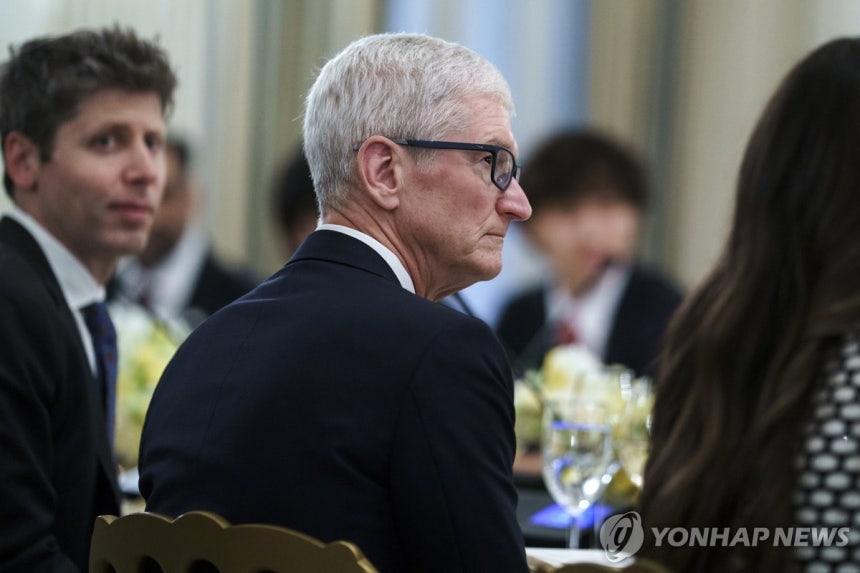 샘 올트먼(왼쪽) 오픈AI CEO와 팀 쿡 애플 CEO.사진=연합뉴스