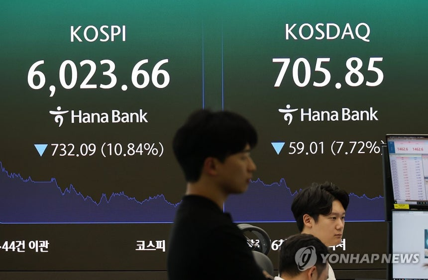 28일 서울 하나은행 본점 딜링룸 전광판에 코스피 등이 표시되고 있다.연합뉴스