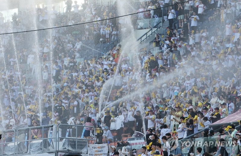 "덥다, 더워" 폭염에 <b>야구</b>도 멈췄다…KBO '결단'