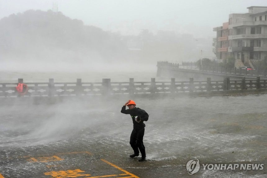 한국 비껴간 태풍 '돌핀' 동부 뒤집어놨다…'역대급 위력'에 100만명 대피 [글로벌 pick]