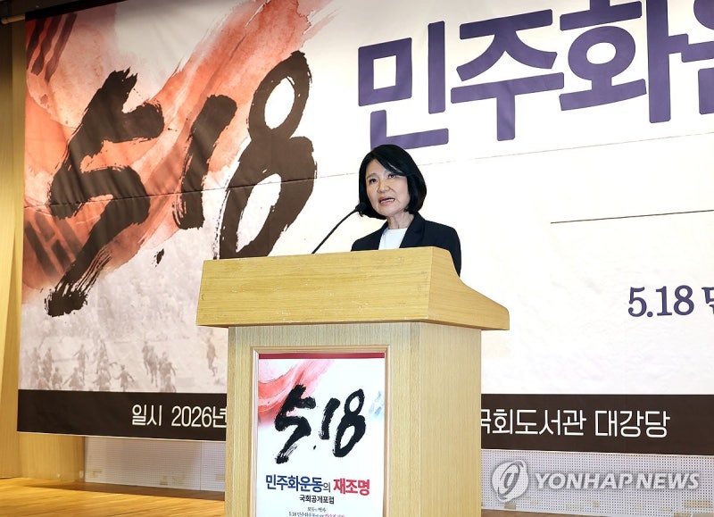 물병 던지고 멱살까지…<b>5·18</b> 토론회 '아수라장'
