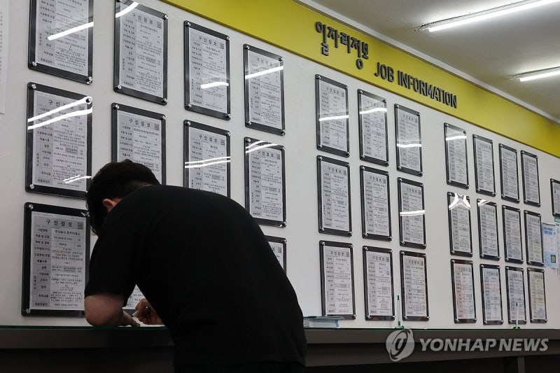 <b>대기업</b> 청년 <b>채용</b> '바늘구멍'...장년은 늘어 세대역전