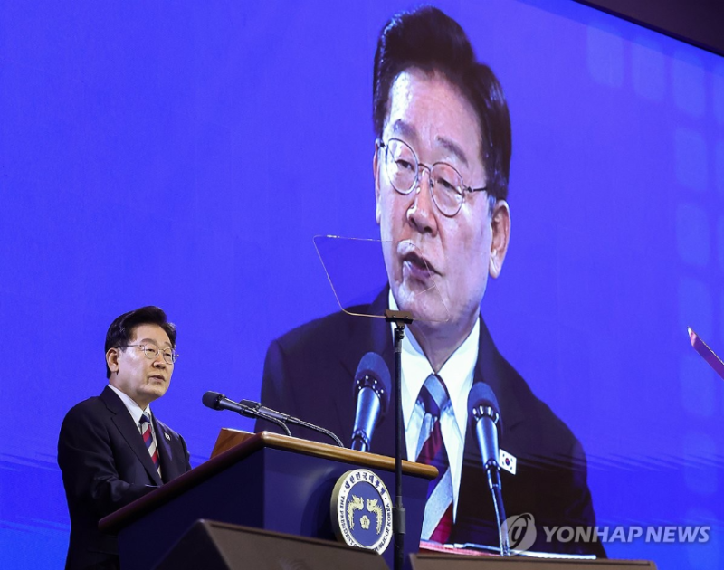 [속보] 李<b>대통령</b> "세제개편 극히 일부로 헐뜯어…강남 급락 살펴보길"