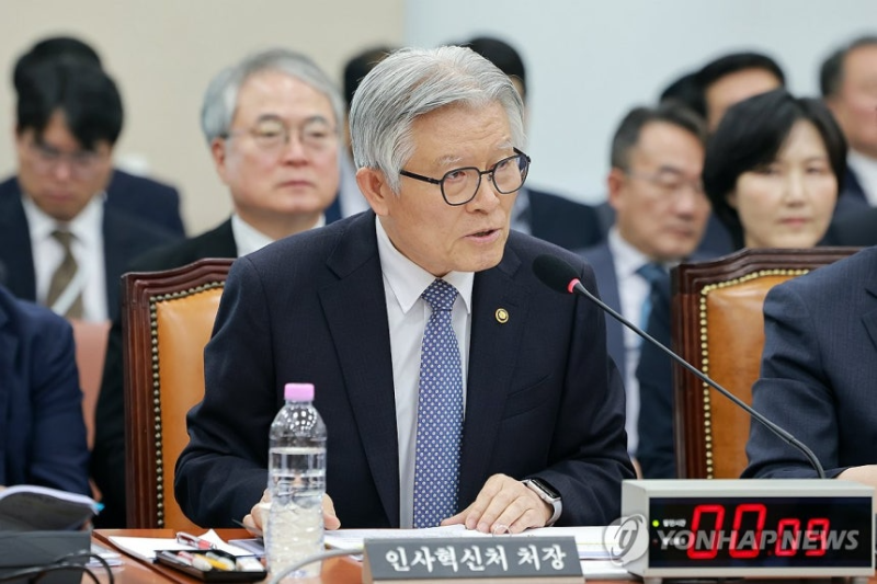 "여성 풀메이크업·하이힐 타인에 피해" 발언했다…사과한 <b>인사혁신처장</b>