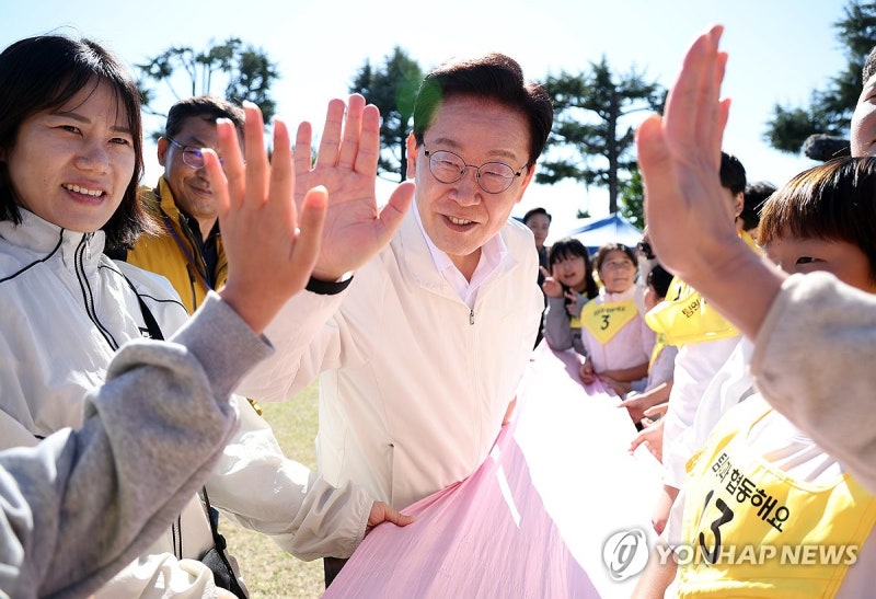 초등학교 <b>운동회</b> 나타난 李대통령…학생들과 '맞팔' 소통