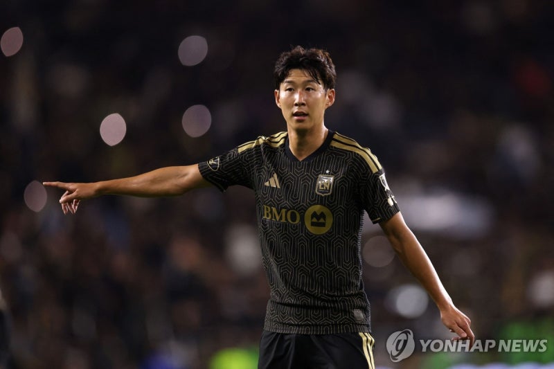 <b>손흥민</b>에 계속 "<b>니하오</b>!" 조롱…인종차별 관중에 팬들 '격분'