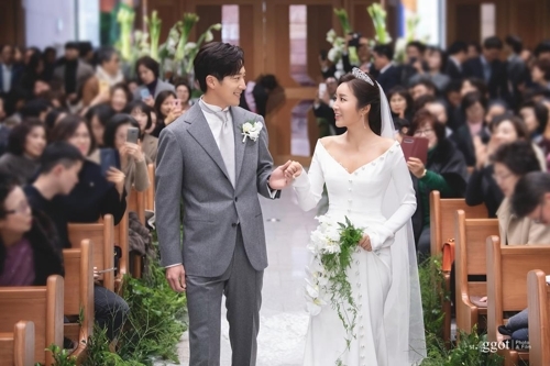 김태희, 고모 된다…<b>이완</b>·<b>이보미</b>, 내년 2월 <b>딸 출산</b>