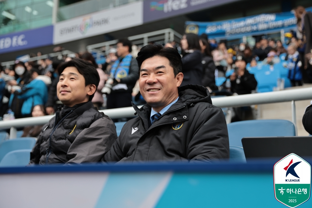 [공식발표] ‘K리그2 챔피언’ <b>인천</b>, <b>윤정환 감독</b>과 <b>재계약</b>…옵션 포함...