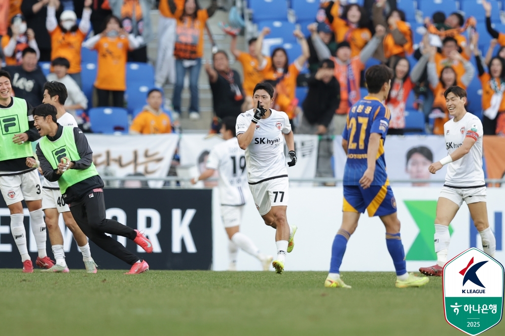 [GOAL 현장] '충격패' 팬들 앞 부끄러운 잔류... '<b>최종전</b>도 졸전' <b>울산</b>, ...