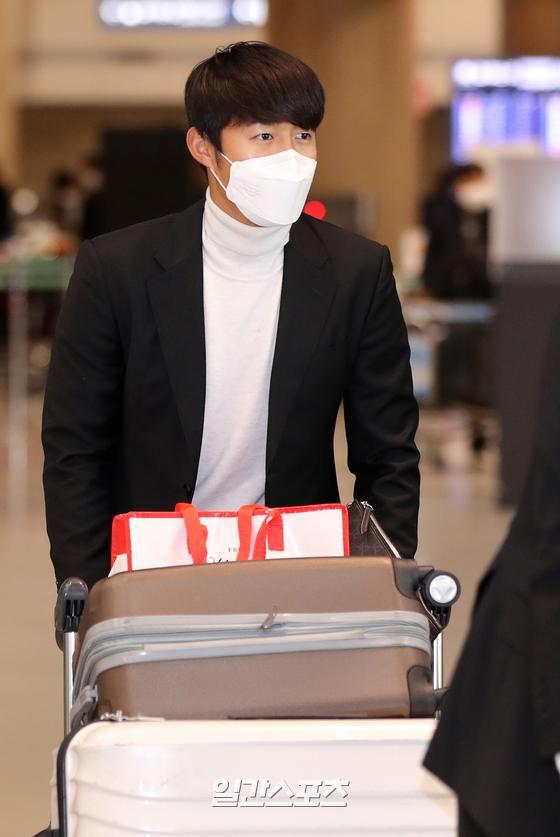 [포토]LG <b>이상규</b>, 한산한 공항에 실감 나네요