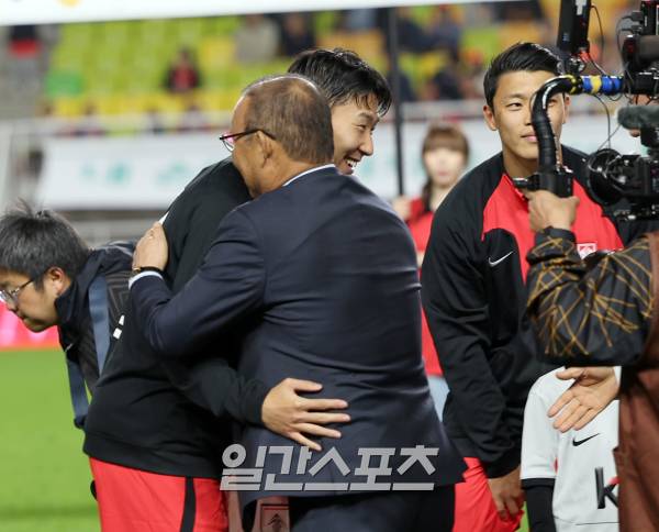 [포토] <b>박항서</b> 전감독,반가운 만남