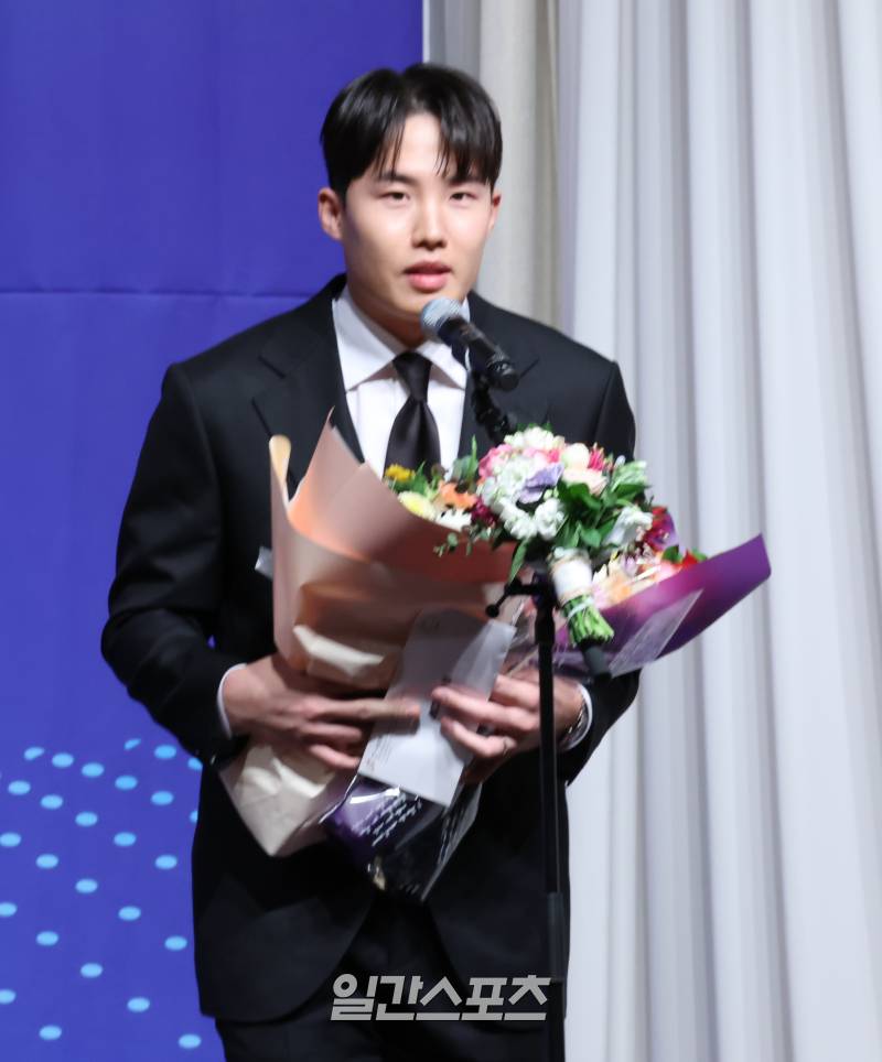 [포토]<b>임찬규</b>,<b>최고</b> <b>투수</b>상