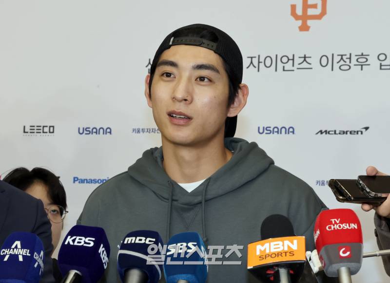 [IS 인천] '<b>금의환향</b>' <b>이정후</b> "1억 달러 제안에 다리 풀려...신인왕? 팀 승리...