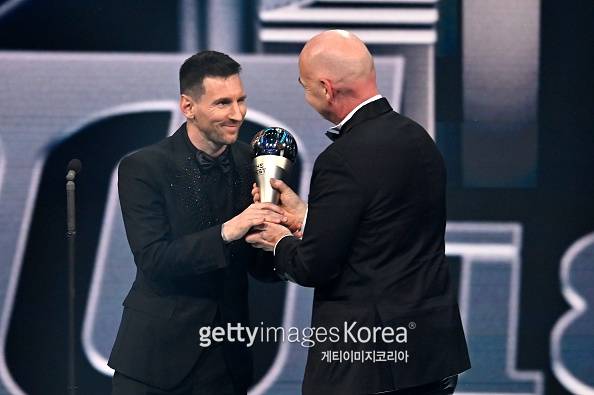 리그·컵대회 우승 <b>메시</b>, ‘트레블’ 홀란 제치고 통산 8번째 FIFA 올해의 선...