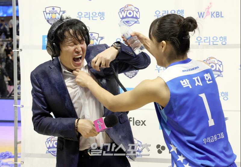 [포토]위성우 감독, 격한 <b>박지현</b>의 물세례