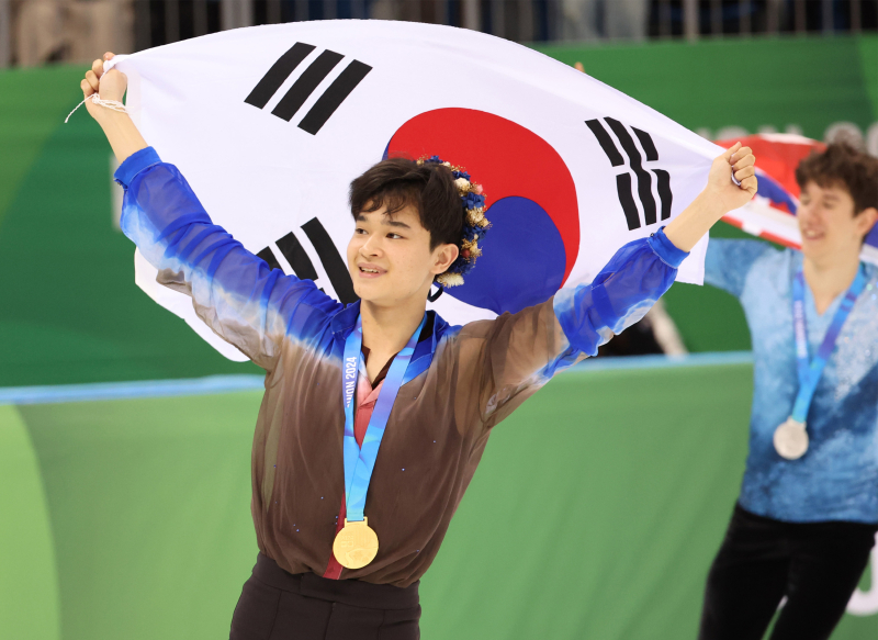 <b>피겨</b> 유망주 <b>김현겸</b>, <b>강원</b> 2024 싱글 금메달…男 사상 첫 쾌거
