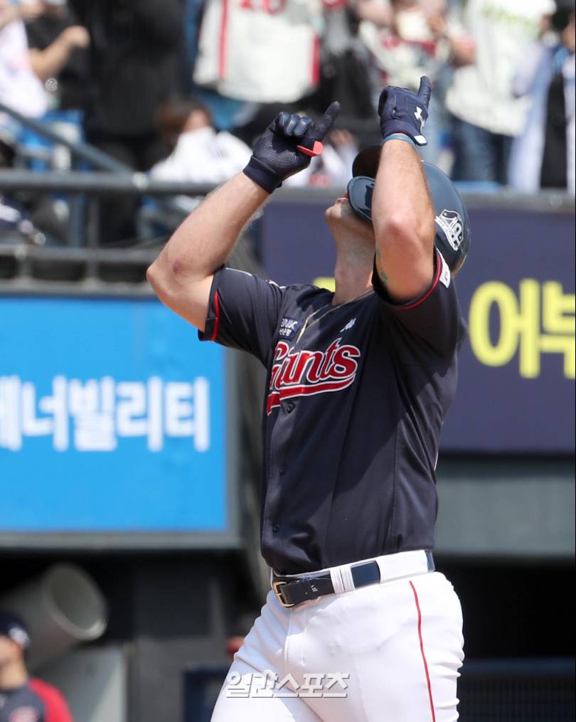 전 <b>롯데</b> 외국인 타자, '<b>투수</b>'로 텍사스와 계약…최고 152.9/h '쾅'