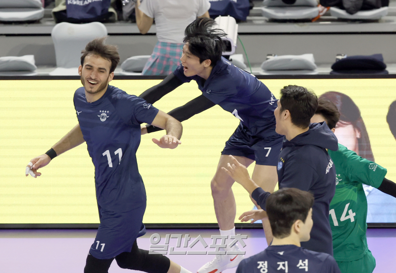 <b>대한항공</b>, ‘미리 보는 챔프전’서 3-2 역전승…5연승 질주