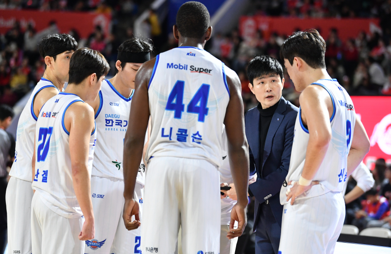 '대행 꼬리표' 뗀 <b>강혁</b> 한국가스공사 <b>감독</b>, 데뷔전서 SK 잡고 '첫 승'