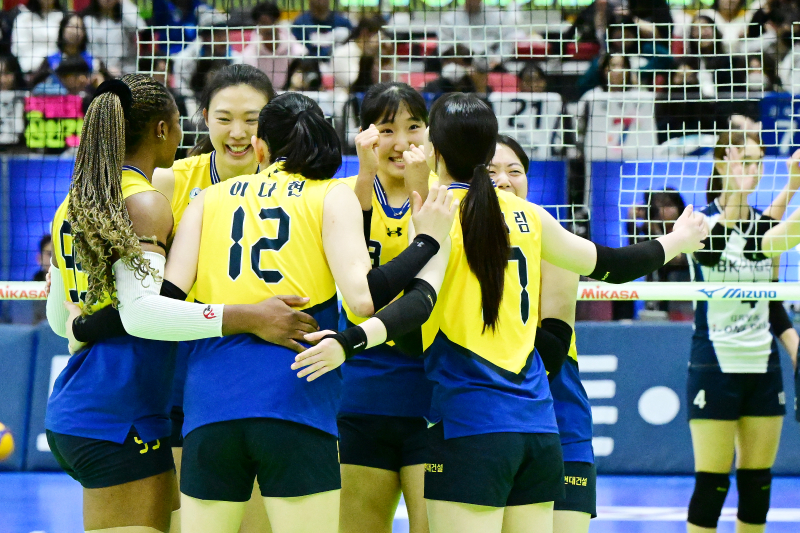 女 <b>현대건설</b>·男 <b>우리카드</b>, 나란히 정규리그 ‘1위’ 성큼…IBK·KB 꺾고 활짝