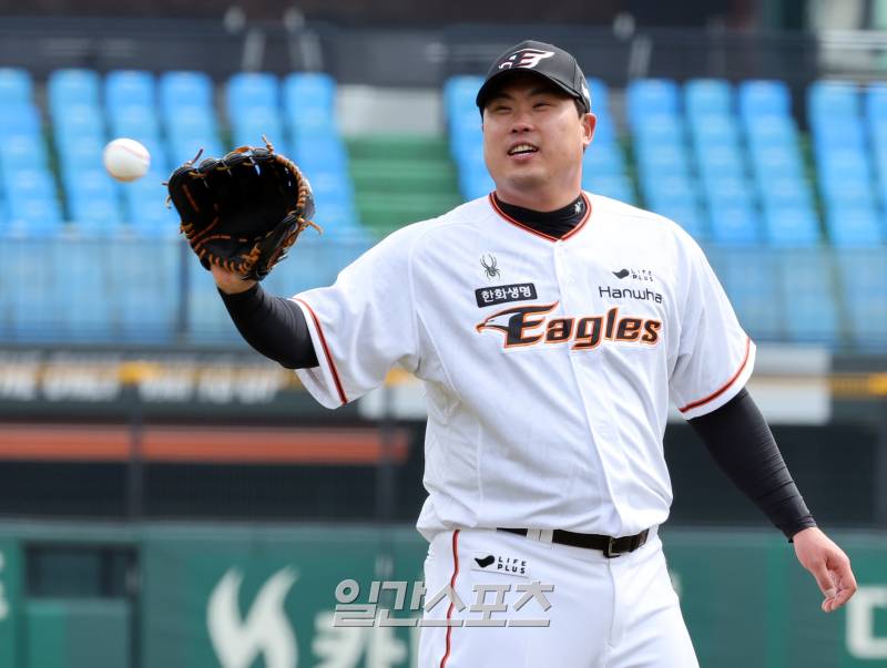 KBO리그 평균 연봉 역대 최고액...2024년 연봉킹은 <b>류현진</b>-<b>박동원</b>