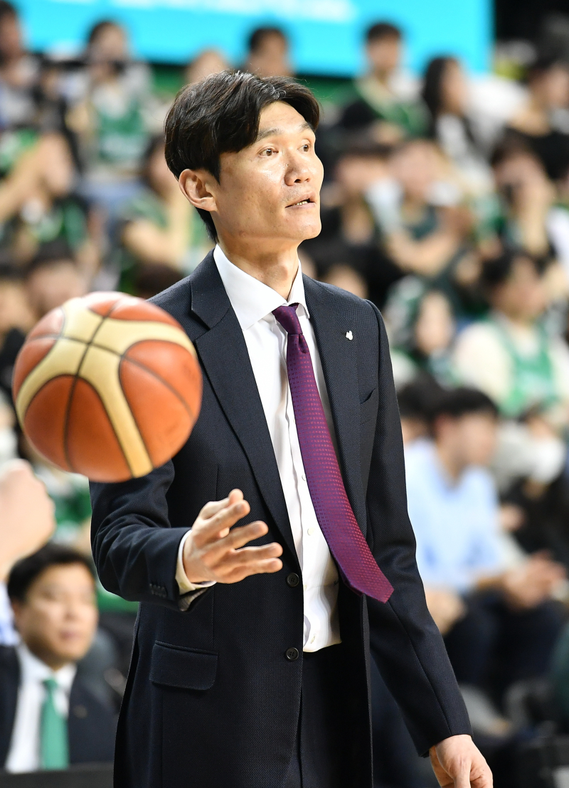 <b>김주성</b> 감독이 해냈다…정식 사령탑 데뷔 첫해 정규리그 1위 '역대 5번째' [I...