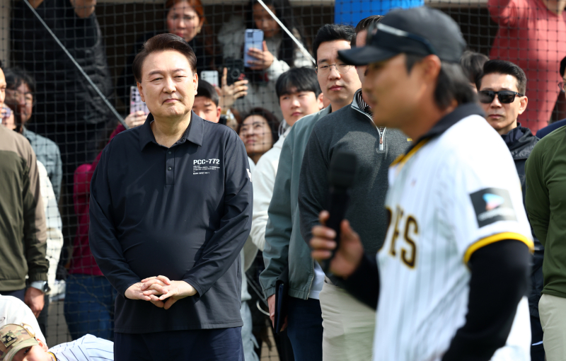 윤석열 <b>대통령</b>, '야구 꿈나무' 격려…김하성 향해 "타격 너무 잘해" 감탄