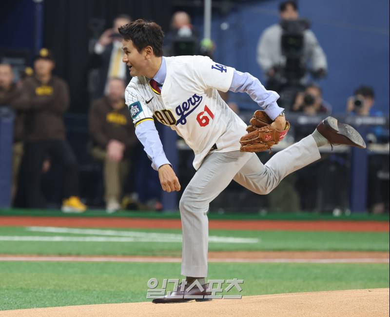 '30년 <b>전 글러브</b>-SD·LAD 반반 유니폼' 코리안특급 <b>박찬호</b>의 뜻깊은 시구 [서...