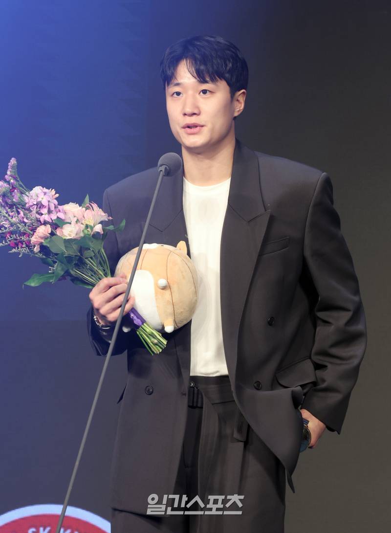 [포토]<b>허웅</b>,<b>인기상</b> 수상