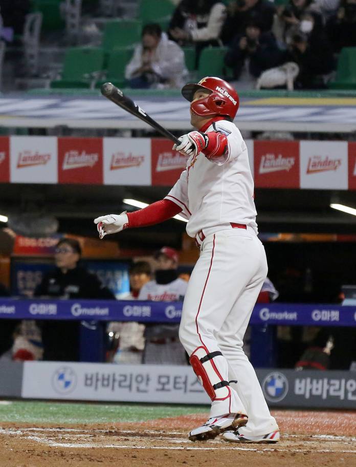 [IS 인천] "리스펙한다" <b>최정</b>, <b>이승엽 감독</b> 앞에서 통산 463번째 홈런 폭발