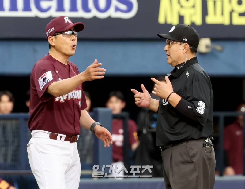 3회 퇴장 불사→직무 유기는 없었다...<b>홍원기 감독</b> "정상적인 플레이에...