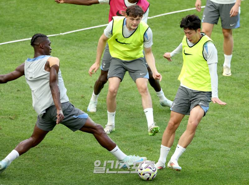 [IS 상암] <b>손흥민</b>, 무더위에도 1시간 <b>맹훈련</b>…‘신스틸러’ 히샤를리송...