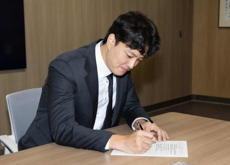장발 자르고 초심 새긴 <b>김원중</b> "한 시즌 마지막까지 <b>야구</b>할 것"