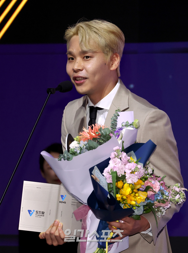 남자 프로배구 &apos;연쇄 이적 데이&apos;…정민수, FA 최대어 임성진의 보상선수로 한전행