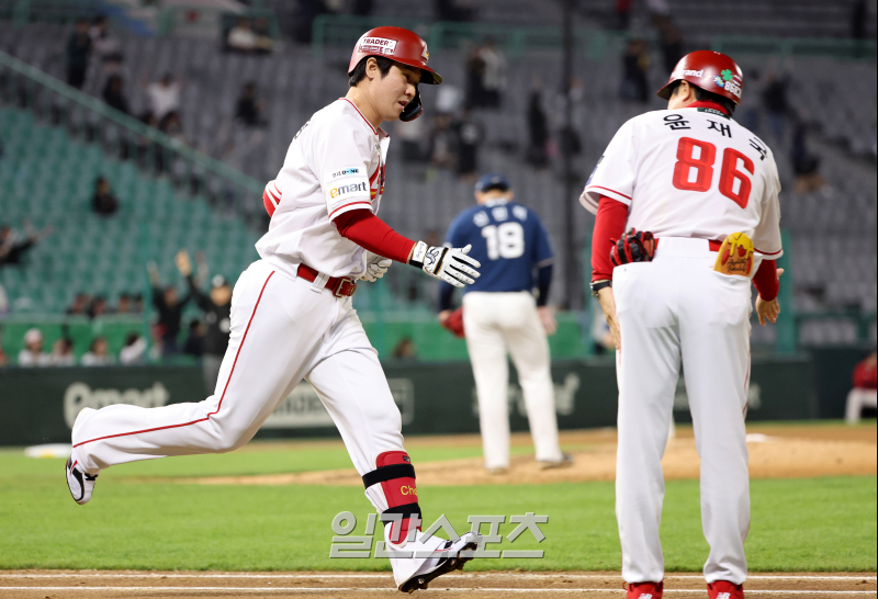 [포토]최정, <b>호투</b>하던 <b>신민혁</b> 무너뜨린 502호 스리런포