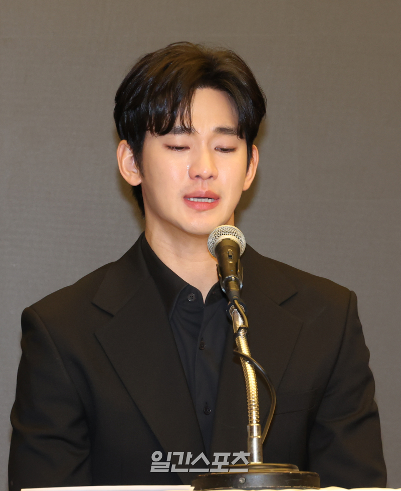 <b>디즈니플러스</b> “<b>김수현</b> ‘넉오프’ 여전히 공개 보류, 그 이상 답변 어...