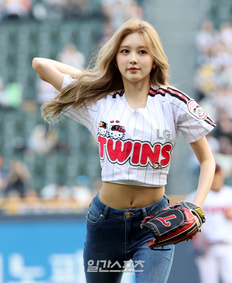 [포토] <b>아이브 가을 시구</b>, 버킷리스트 실행