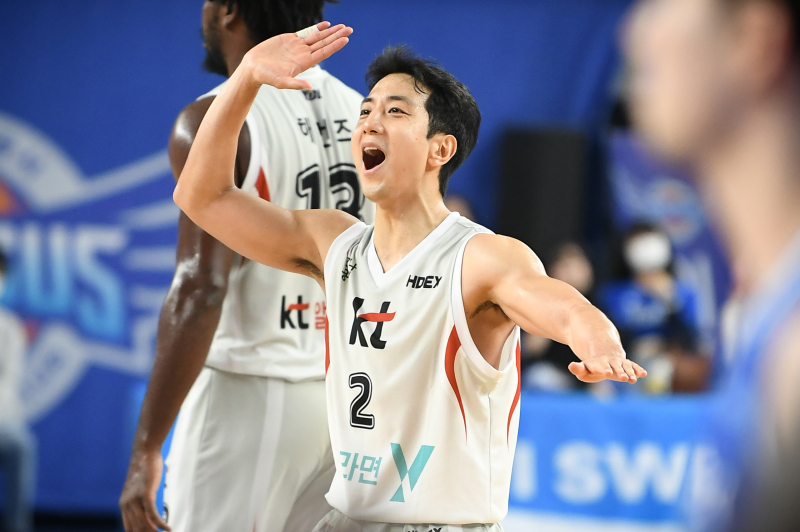 [공식발표] ‘허씨 <b>형제</b> 뭉쳤다’ <b>KCC</b>, <b>허훈</b>과 FA 계약…계약 기간 5년,...