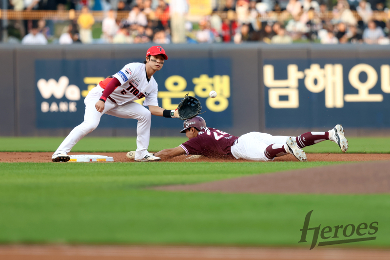 '해태 이종범 넘었다' 키움 <b>송성문</b>, 30<b>연속 도루</b> 성공…리그 신기록 [IS...
