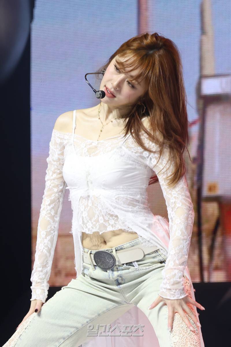 르세라핌 <b>허윤진</b>, <b>위버스콘</b> 페스티벌 <b>불참</b> “허리 통증 회복 최선” [전...