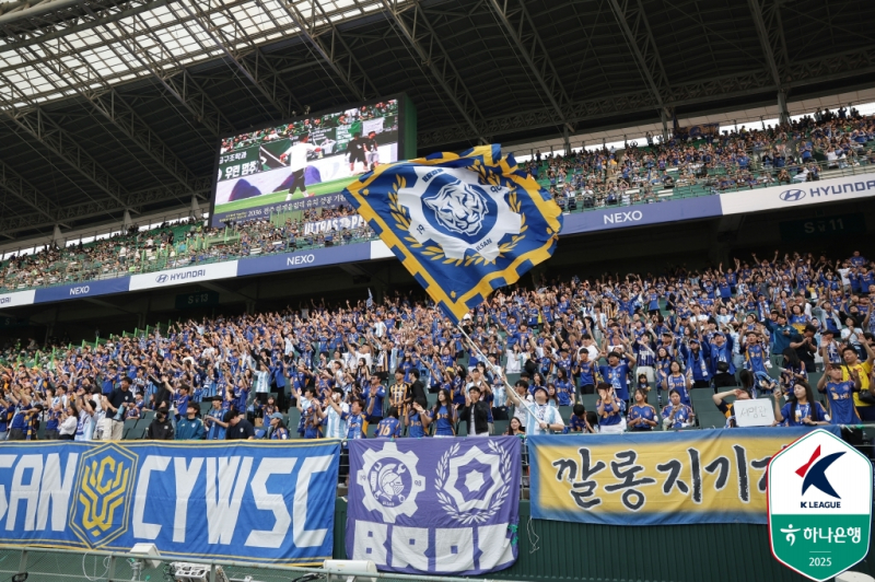<b>전북</b>, 3만 관중 앞에서 울산 3-1 격파...선두 자리, 자존심 다 지켰다