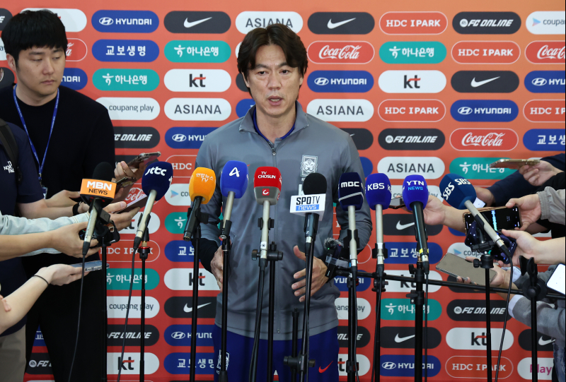 <b>홍명보</b>호, <b>이라크</b>로 <b>출국</b>...11회 연속 월드컵 본선 확정 목표