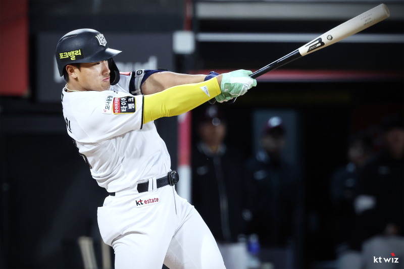 KBO, 5월 <b>월간 MVP</b> 후보 발표...'9홈런' <b>안현민</b>, 'ERA 0.30' <b>앤더슨</b> 경쟁