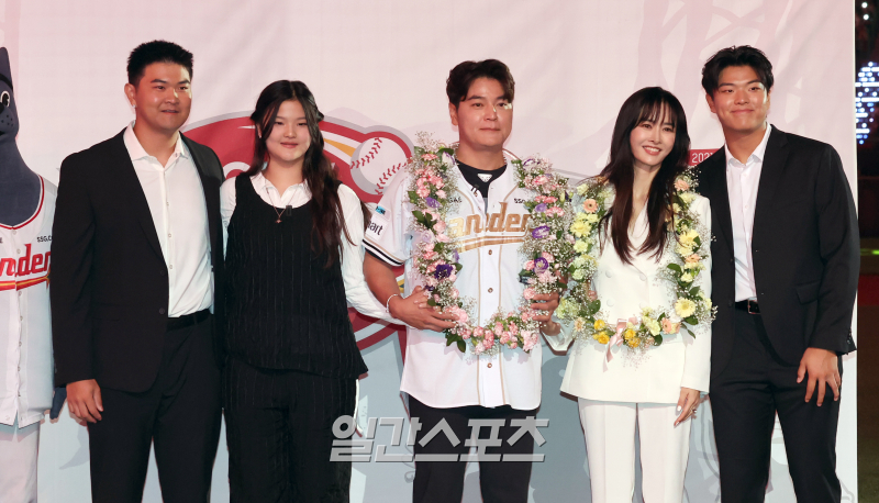 [포토] <b>추신수</b>, <b>가족</b>과 함께 <b>은퇴식</b>