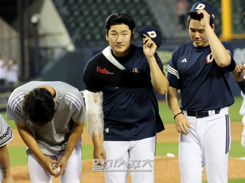 [포토]<b>시즌 첫 승</b> <b>곽빈</b>, 관중을 향해 인사